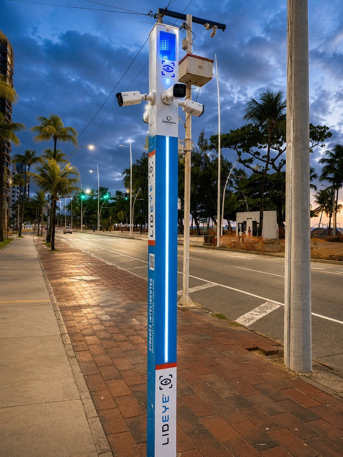 Totem LidEye na avenida beira-mar ao entardecer