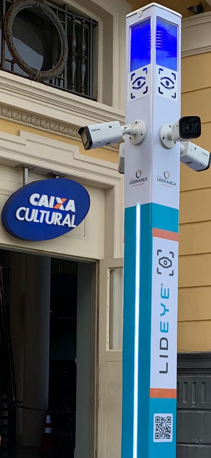 Totem LidEye no centro histórico, em frente à Caixa Cultural