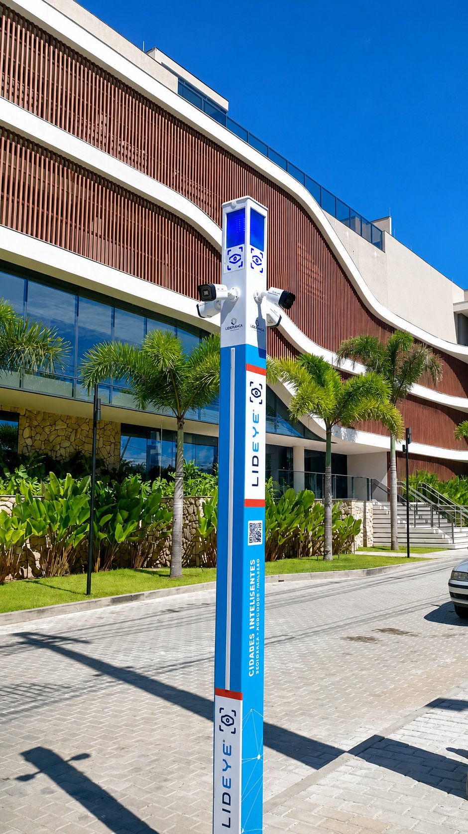 Totem LidEye em frente a condomínio moderno com palmeiras