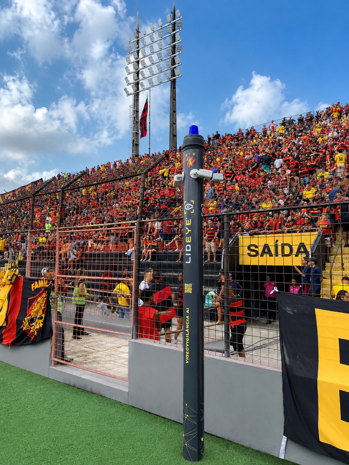 Totem LidEye personalizado na Ilha do Retiro, estádio do Sport Club do Recife, com a arquibancada lotada