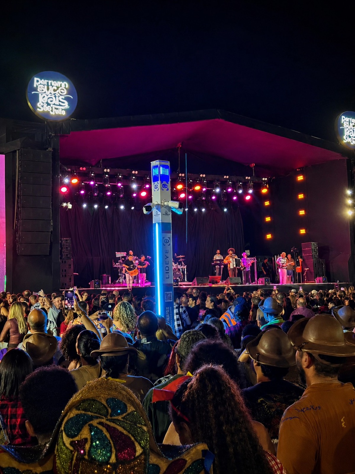 Totem LidEye em frente ao palco de festival de São João lotado