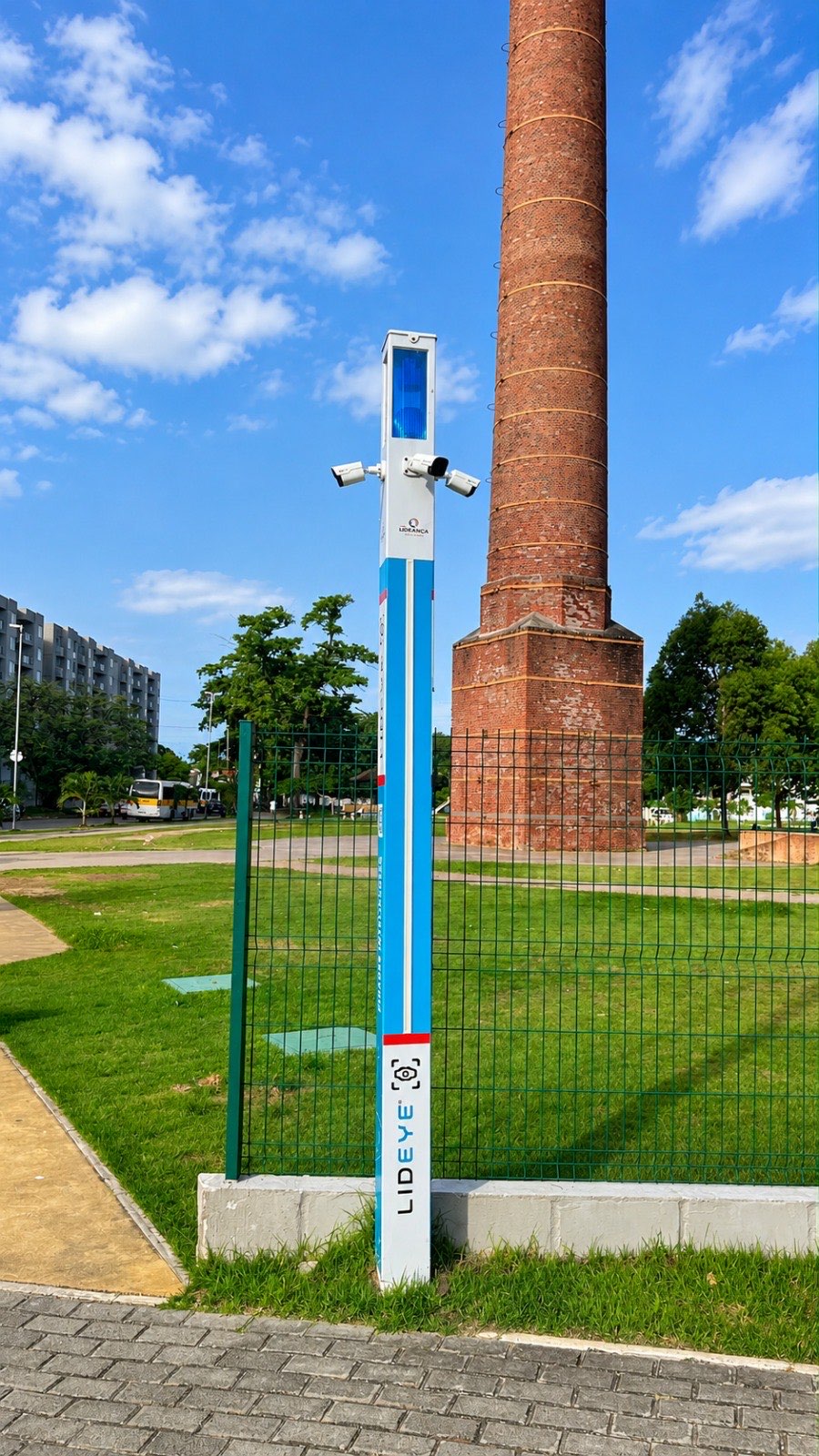Totem LidEye em praça pública com área verde