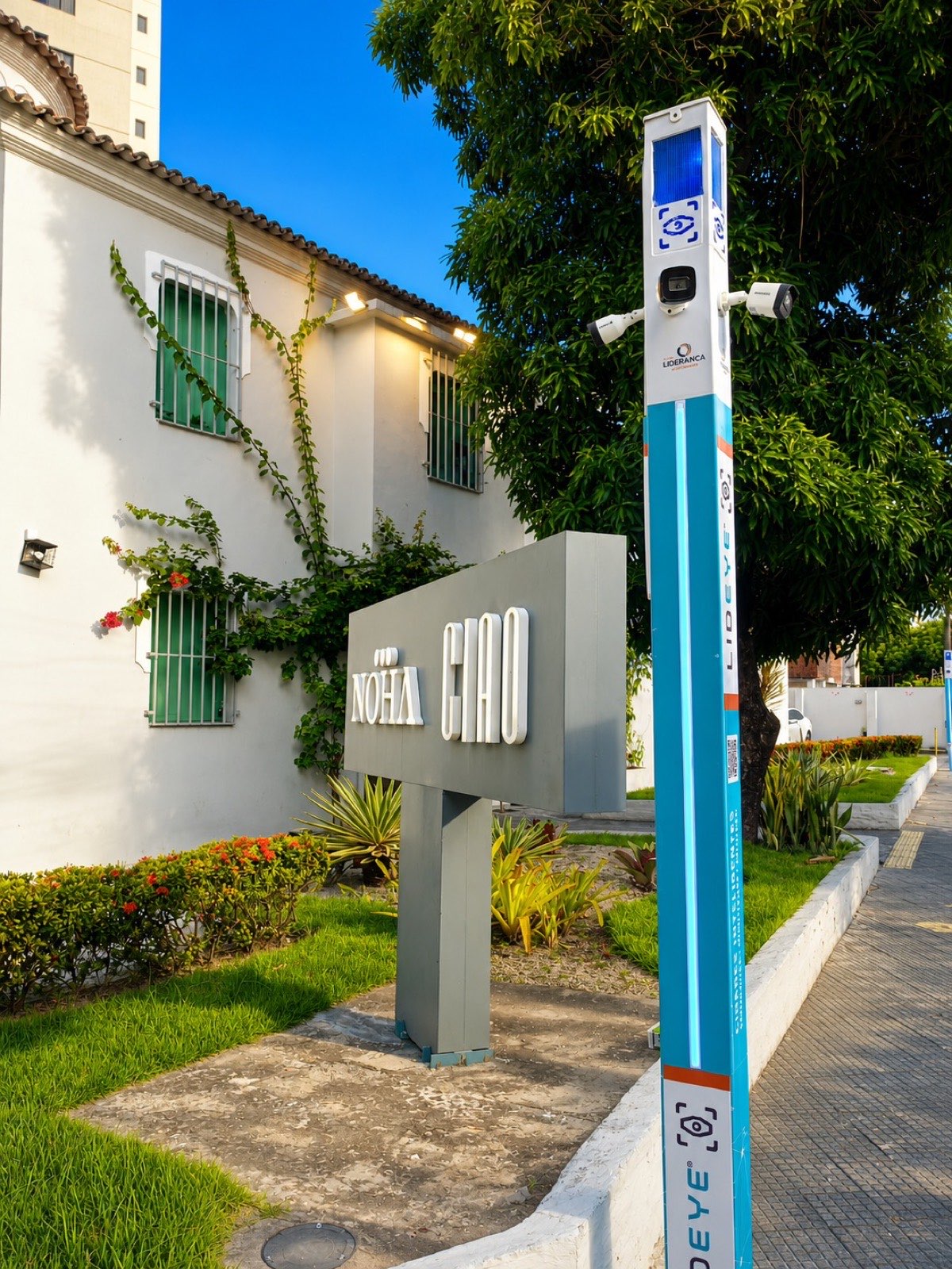 Totem LidEye em via residencial arborizada