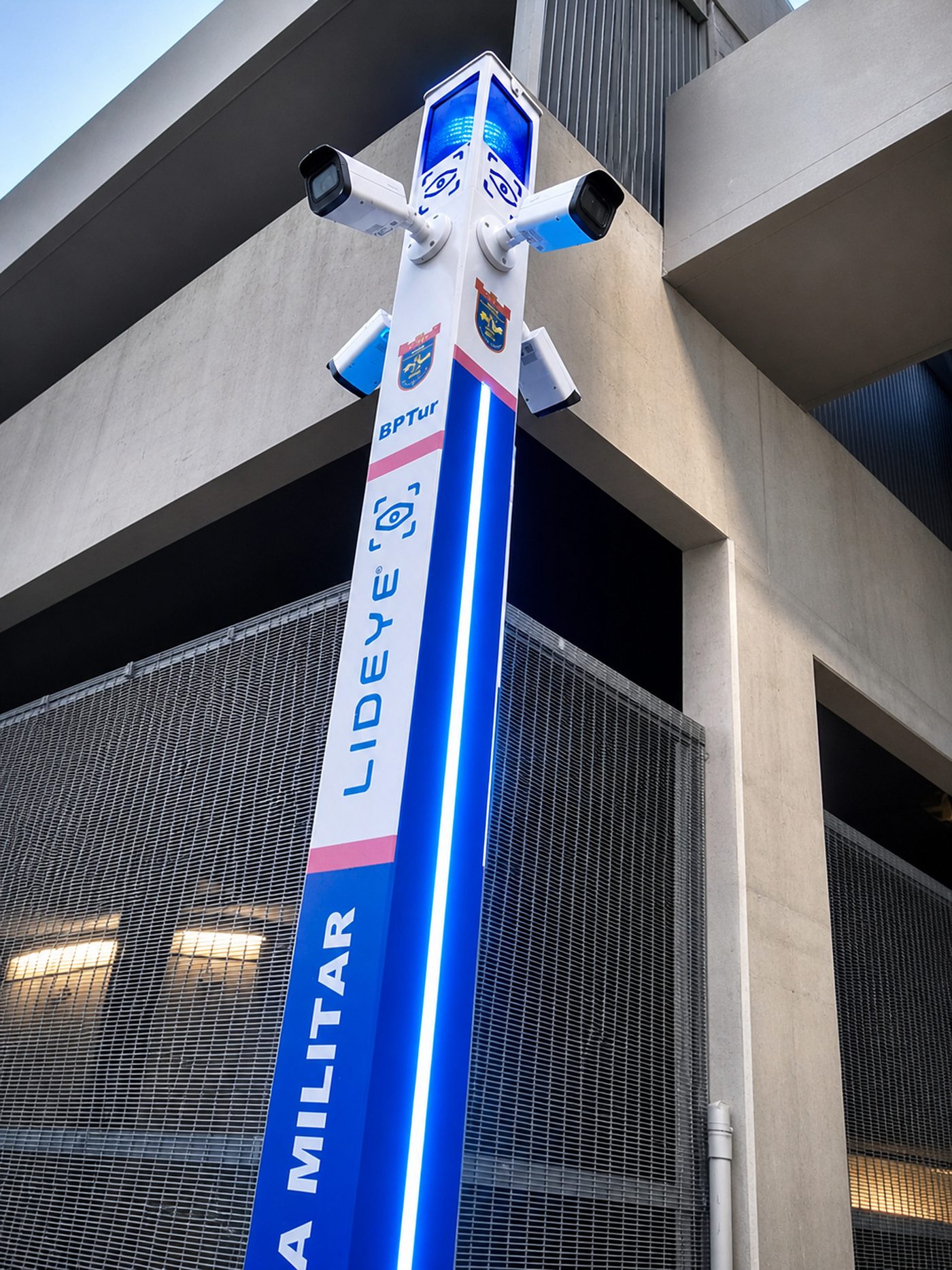 Totem LidEye com múltiplas câmeras em operação com a Polícia Militar